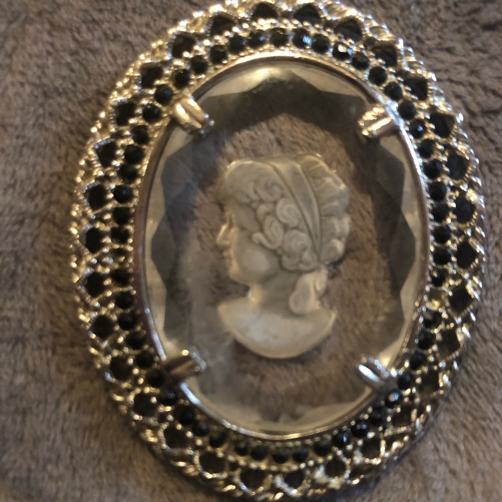 Gorgeous brooch pendant with silver chain